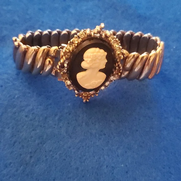 Cameo Bracelet - Picture 2 of 6